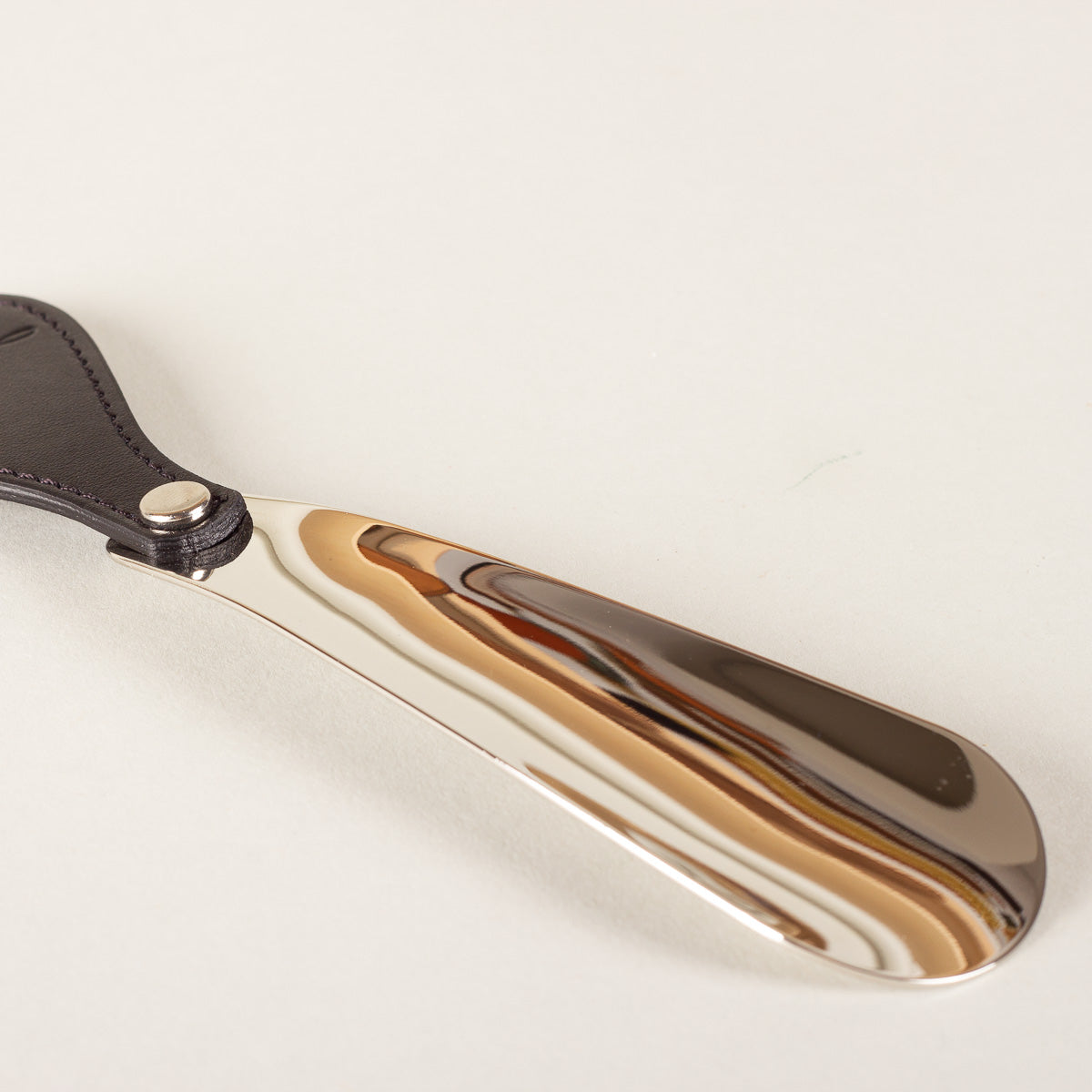 Saphir Médaille d'Or Black leather and metal shoe horn